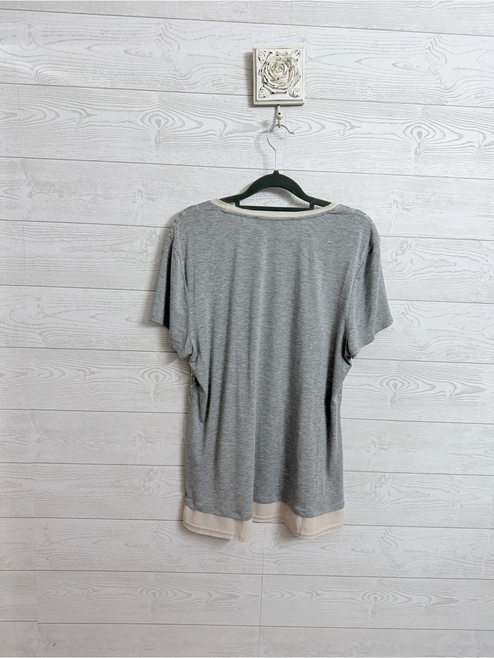 White House Black Market Gray Knit Gold Glitter Tee with Cream Accents. Size L - Picture 2 of 5